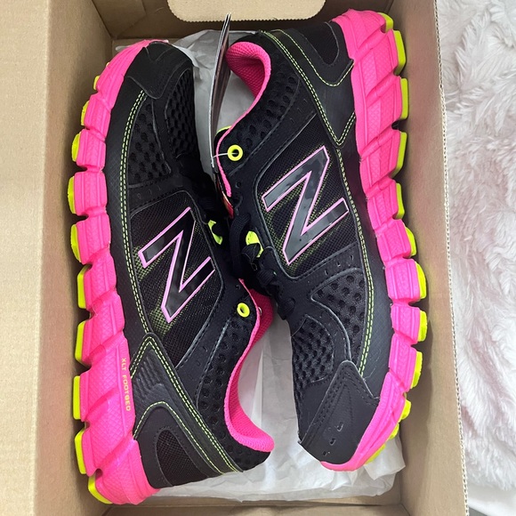 Size 6 WIDE New balance running shoes - Picture 4 of 5